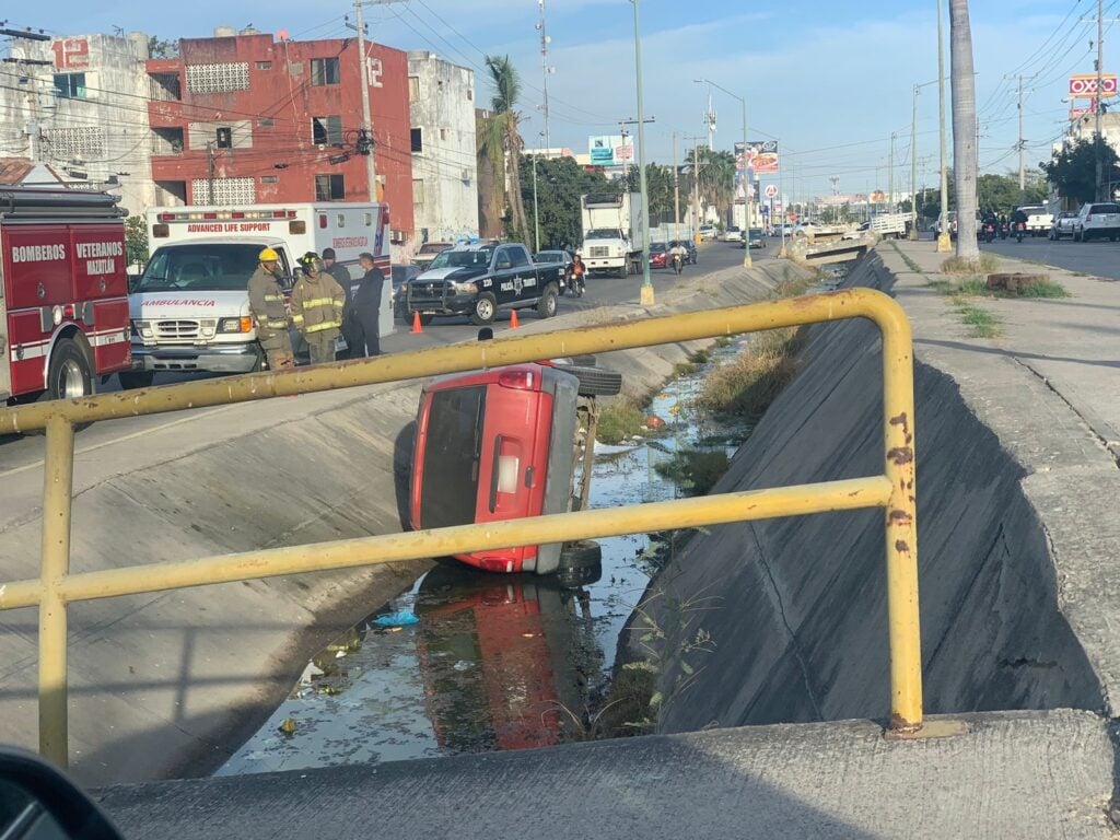 Accidente Volcadura Canal Mazatlán