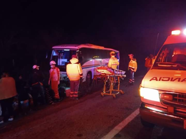 Accidente autobús con jornaleros agrícolas por la Mazatlán-Culiacán