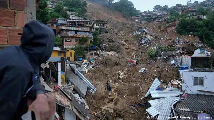 Actualizan a 54 los muertos tras temporal en Brasil