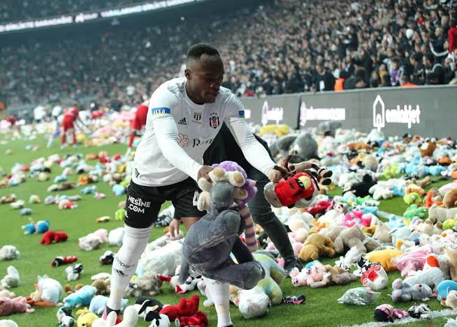 Afición regala miles de peluches para niños sobrevivientes de sismo en Turquía