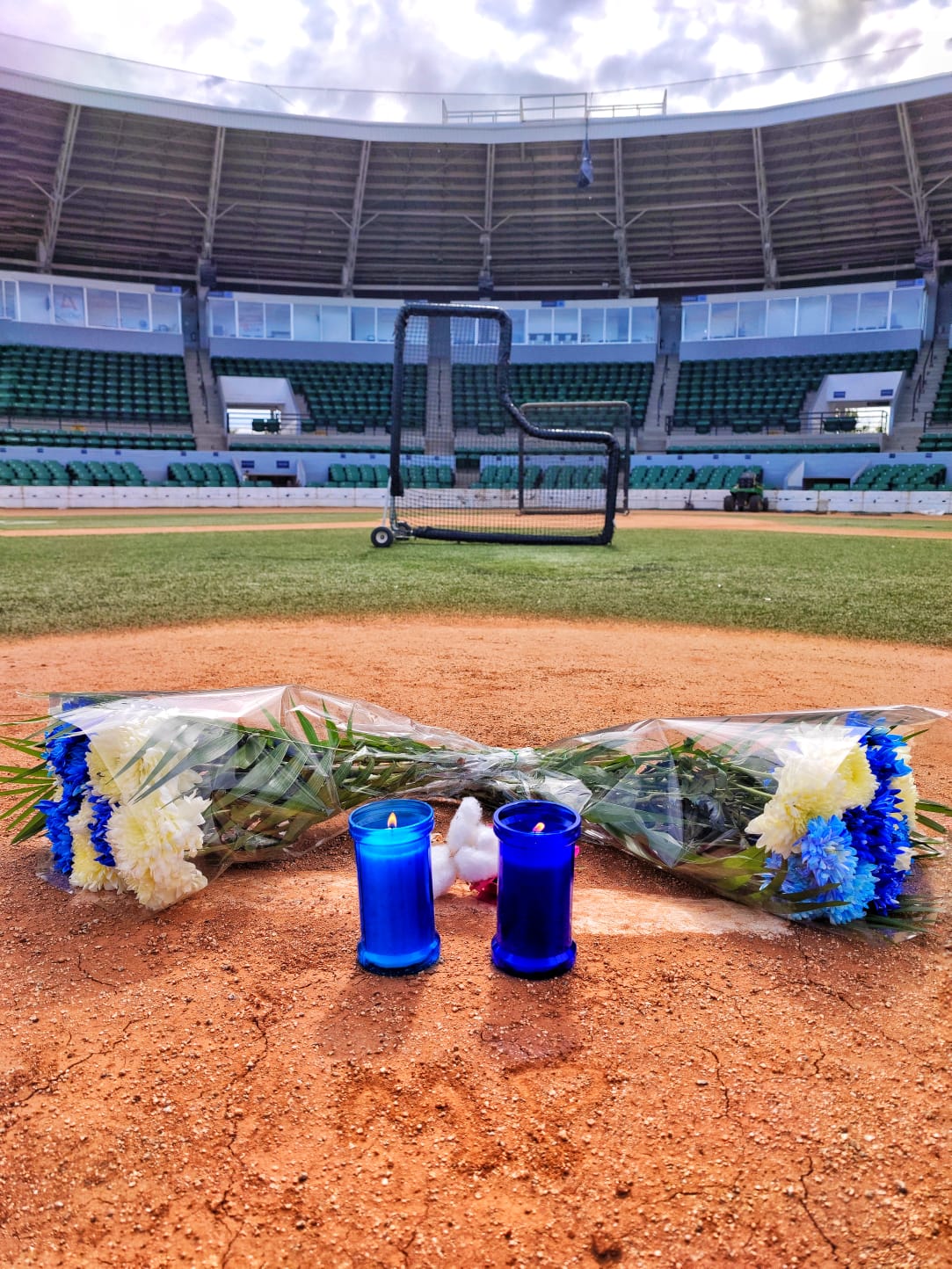 Aficionados ponen flores y veladoras en la loma del Kuroda Park en honor a Matt Pobereyko