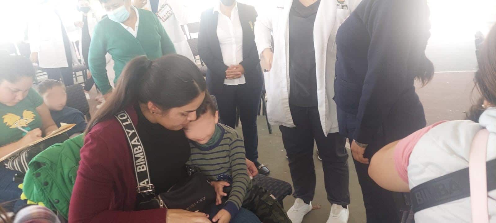 Azael recibe el “piquetito protector” de su vacuna antiCOVID