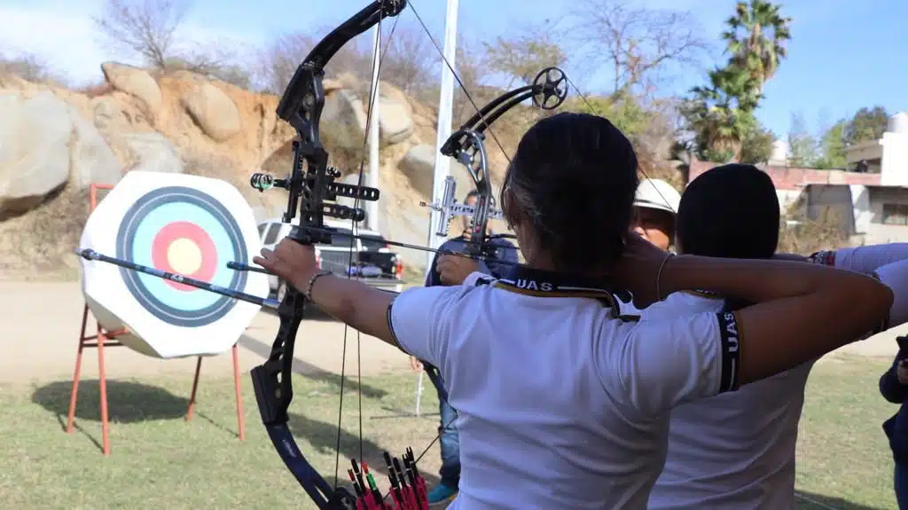 UAS y Gobierno Municipal inauguran clínica de tiro con arco en pro de los jóvenes badiraguatenses