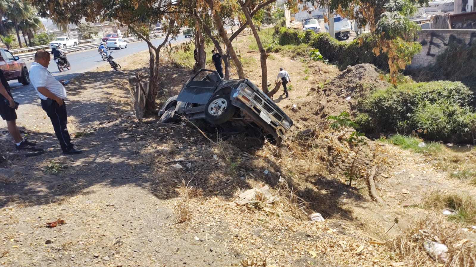 Cae a barranco en Mazatlán