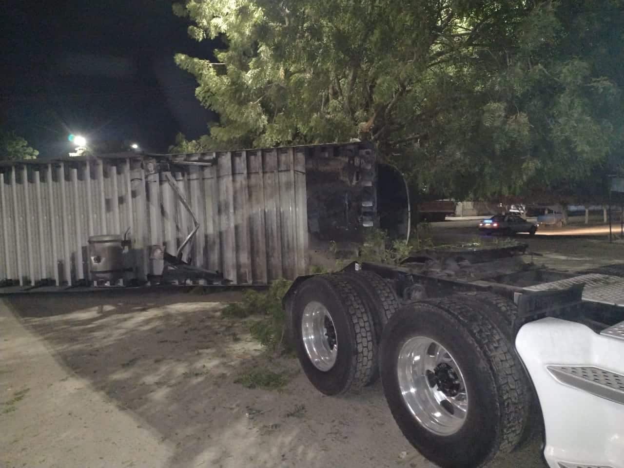 Caja de tráiler volcada Guasave