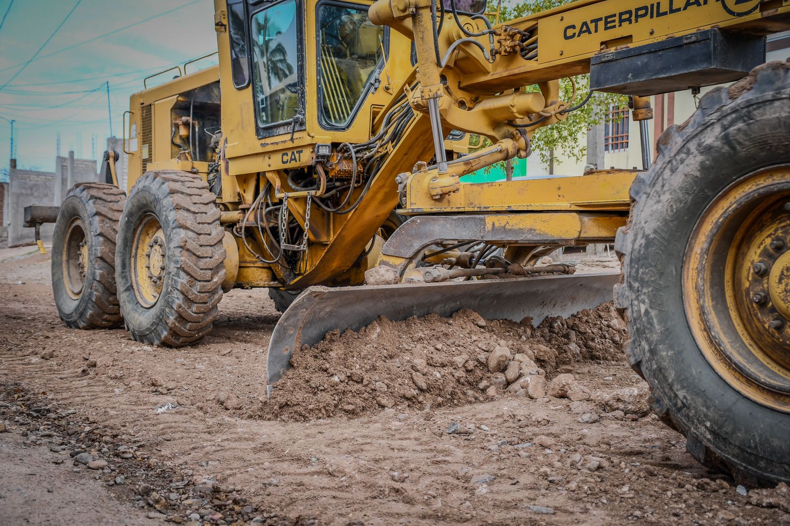 Inicia revestimiento y raspado de todas las calles de terracería en Salvador Alvarado