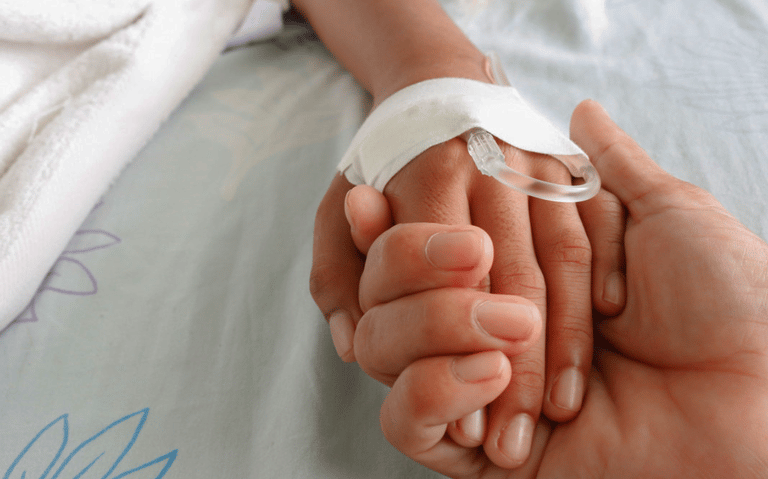 Mano de niño enfermo