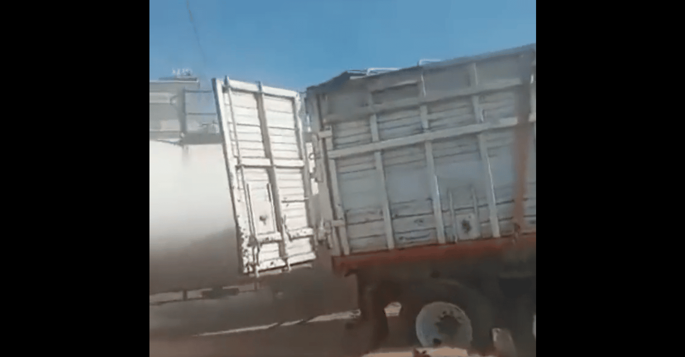 Tráiler choca con tren