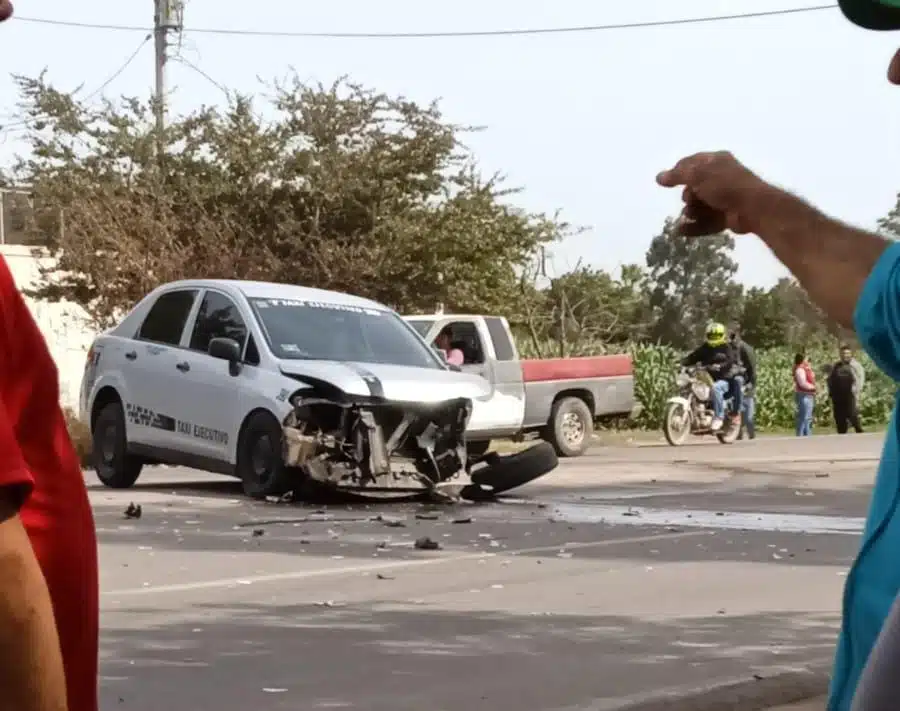Conductor de taxi provoca accidente al querer dar vuelta en la Mochis-Ahome