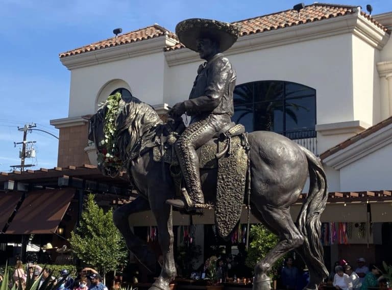 Develan estatua de Vicente Fernández en Los Ángeles; es de 3.7 metros de altura