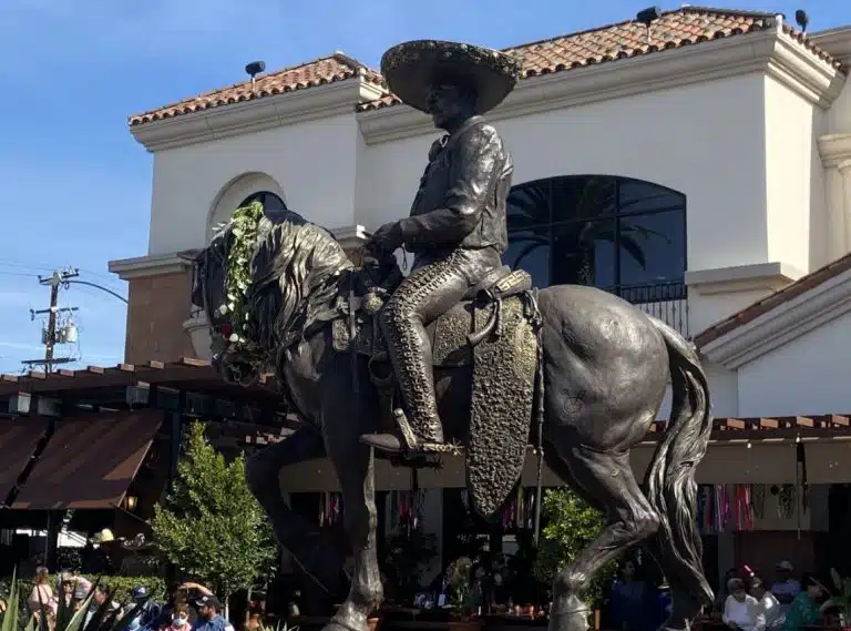 Develan estatua de Vicente Fernández en Los Ángeles; es de 3.7 metros de altura