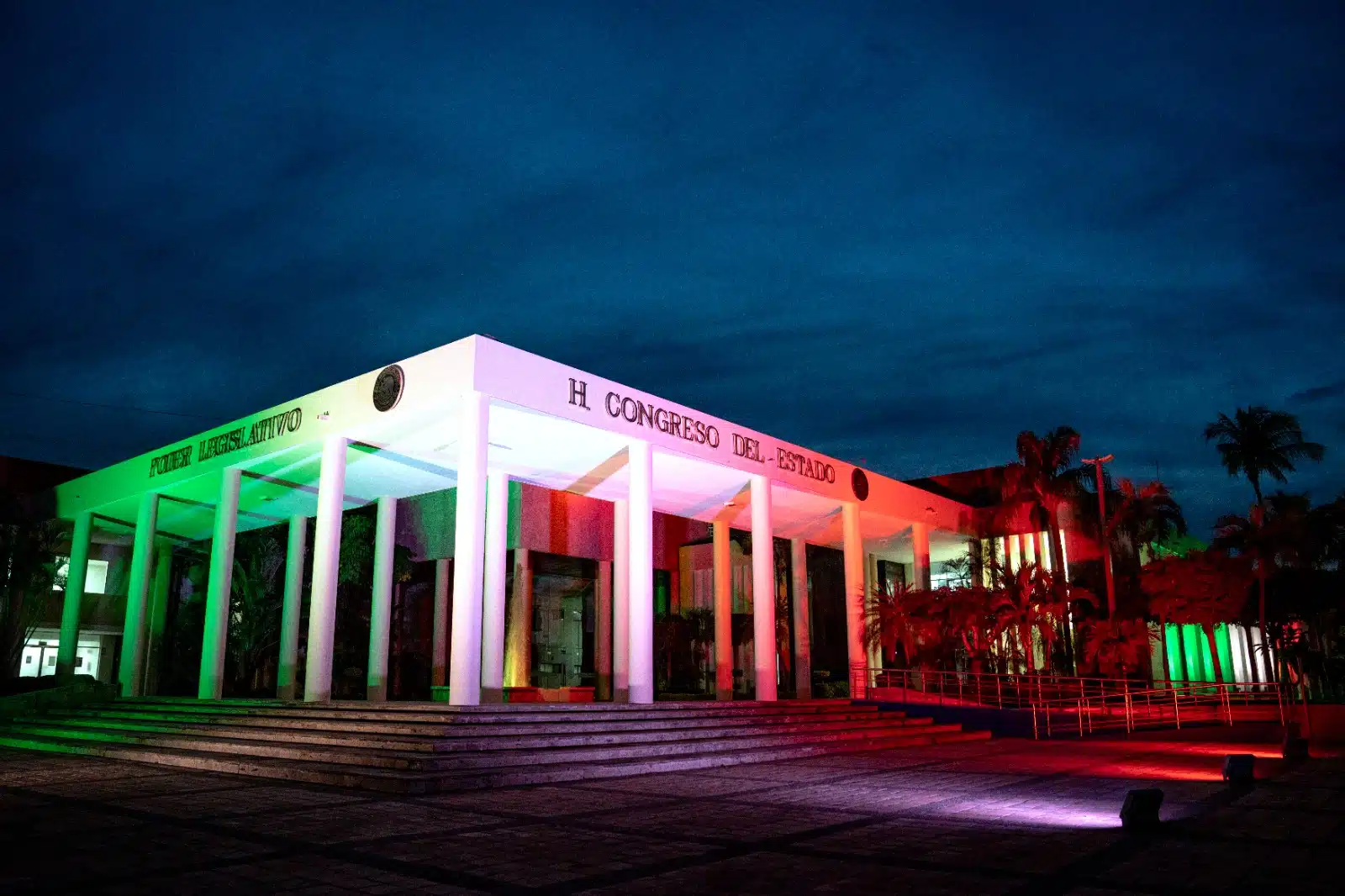 Edificio del Congreso de Sinaloa se ilumina con los colores patrios (2)