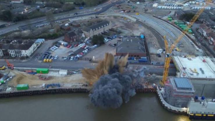 Explota bomba de la II Guerra Mundial en Inglaterra