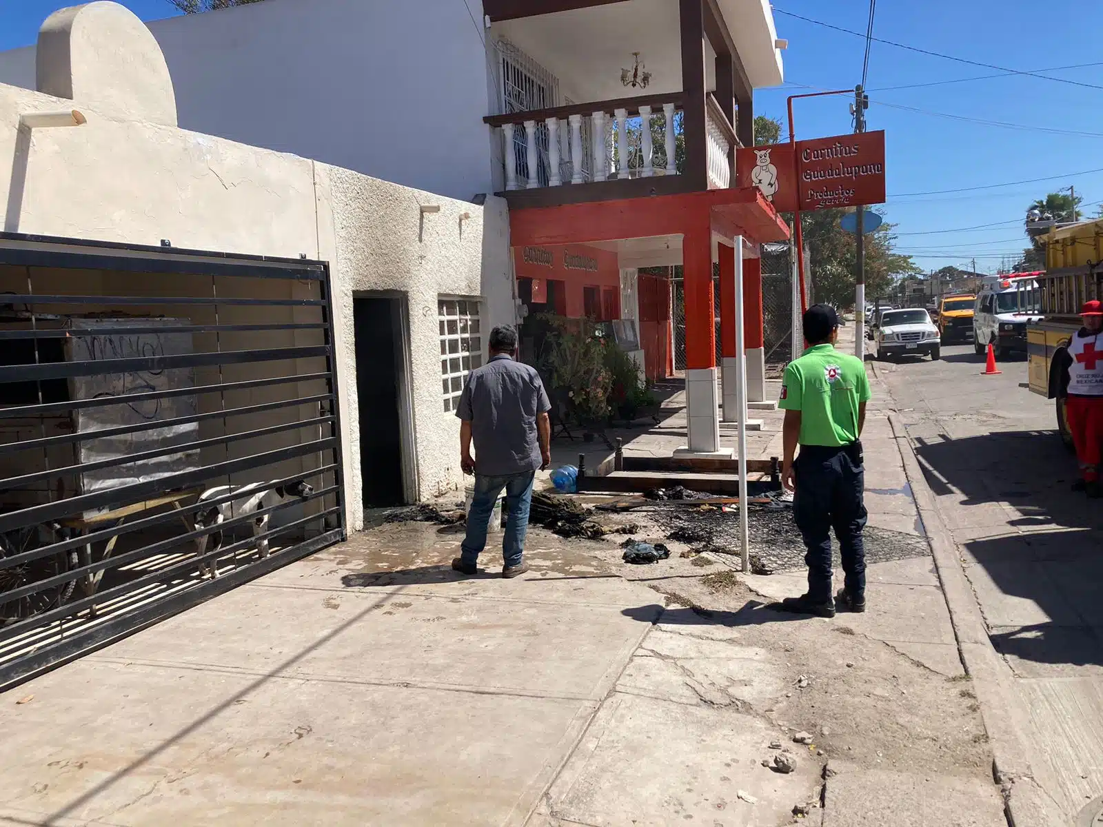 Vecinos del sector Margarita en Los Mochis intentan apagar una casa en llamas