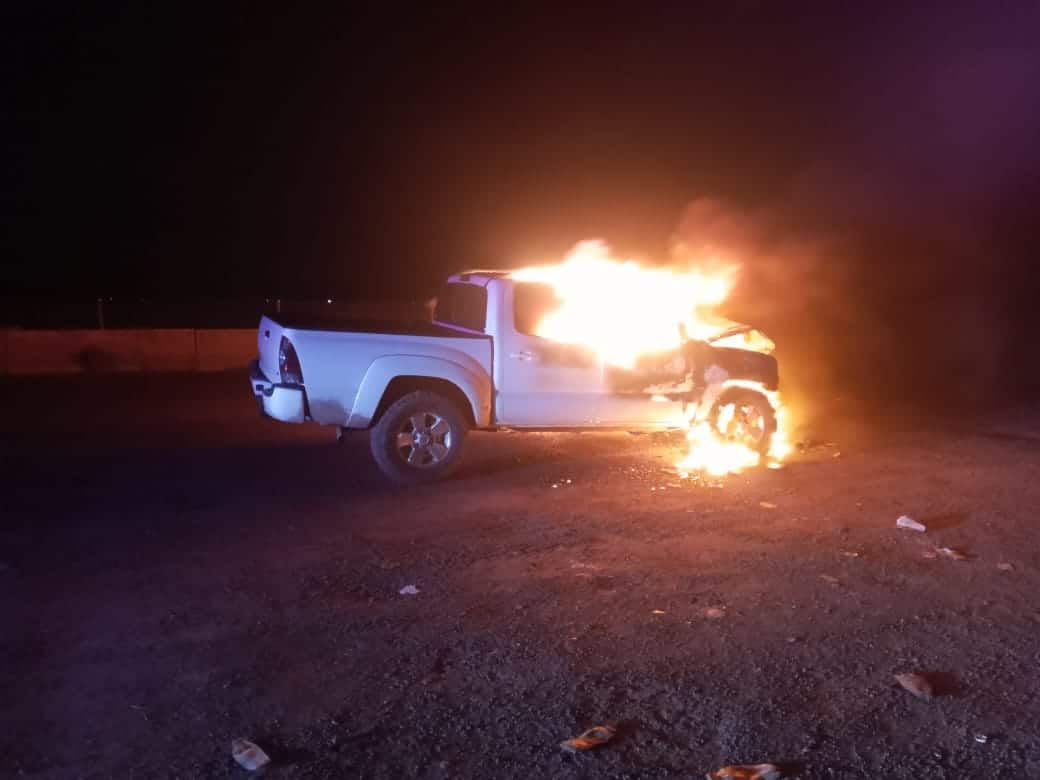 Tremendo susto se llevó don Marcelo al incendiarse su camioneta.