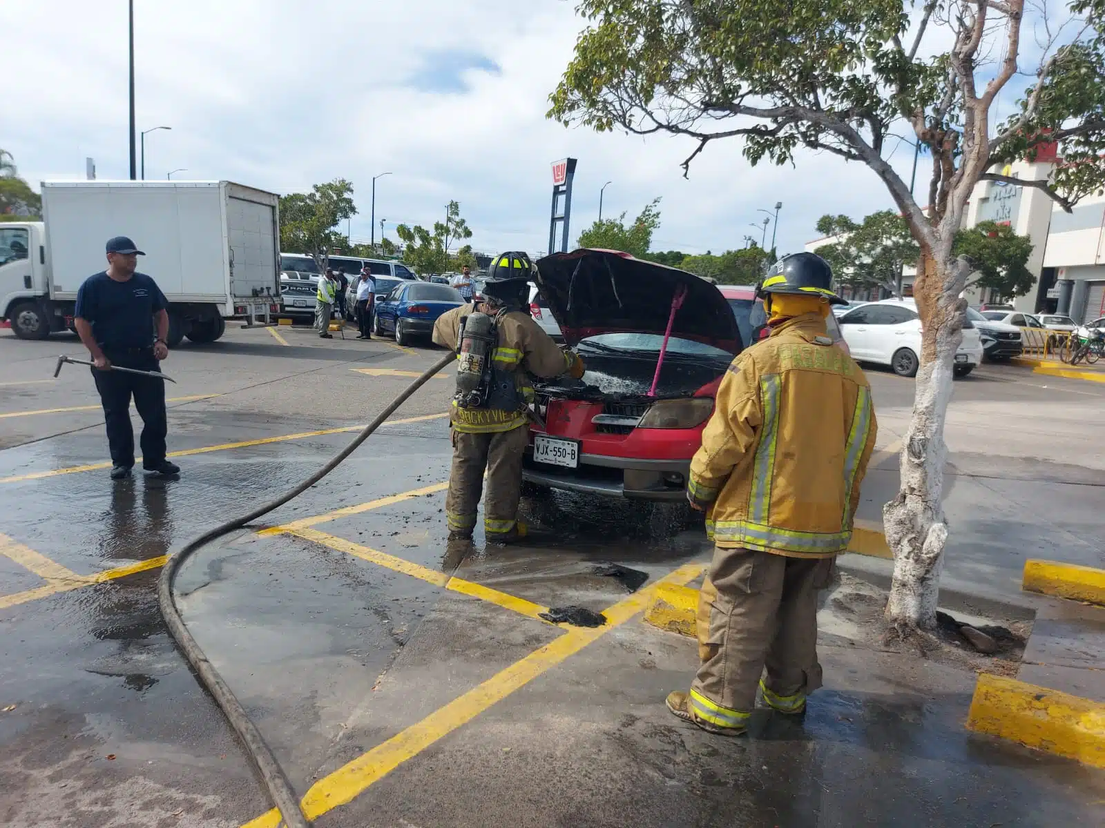 Se incendia camioneta en Plaza El Mar en Mazatlán