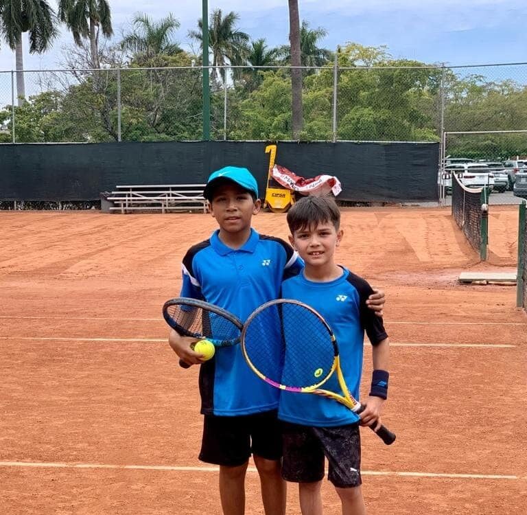 Lucen mazatlecos en torneo regional de tenis infantil realizado en Los Mochis