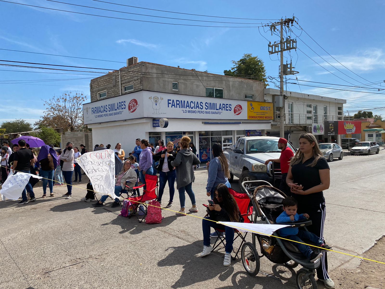 Madres de familia bloquean calle en fraccionamiento Los Ángeles, en Los Mochis