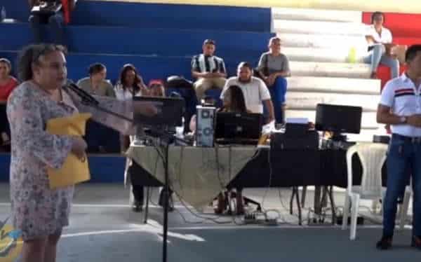 Maestra hace el ridículo por intentar responder en inglés; buscaba dar clases del idioma