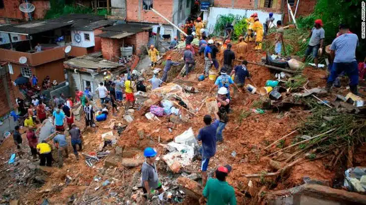 Más de 500 personas colaboran en labores de rescate tras temporal en Brasil