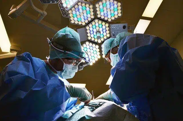 Médicos usaban implantes cardíacos sacados de cadáveres; ¡son investigados!