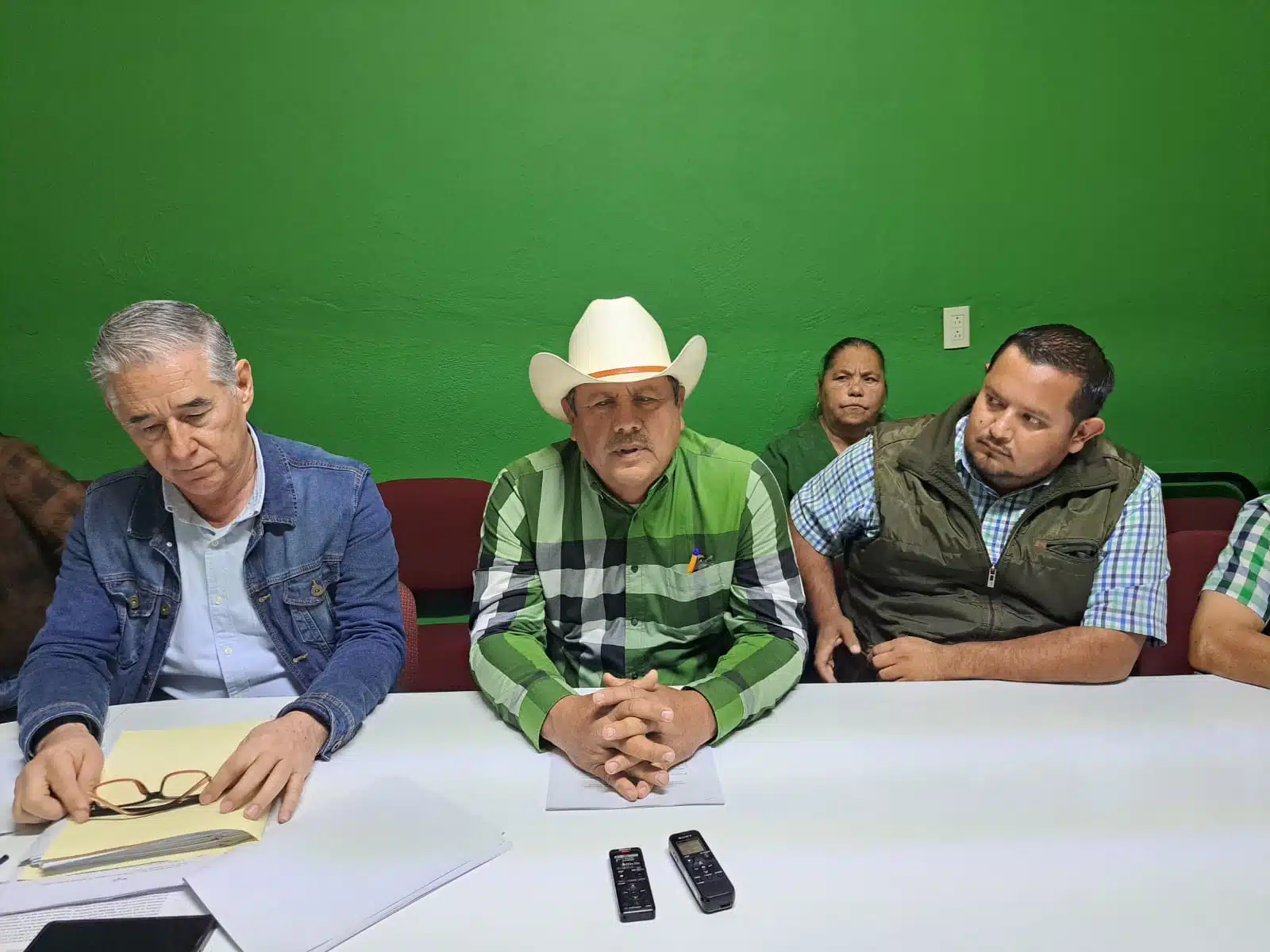 Arnoldo Armenta es el primero en registrarse, va por la dirigencia del módulo de riego Petatlán