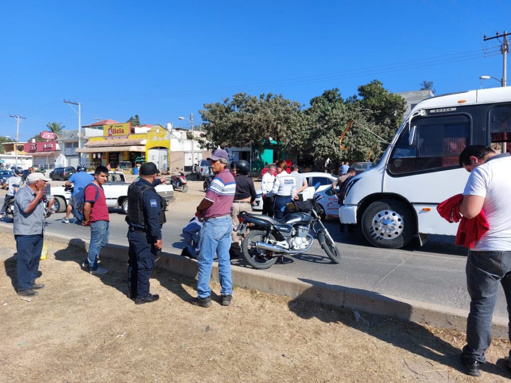 ¡Por no llevar distancia! Motociclista choca contra un Spark en Mazatlán