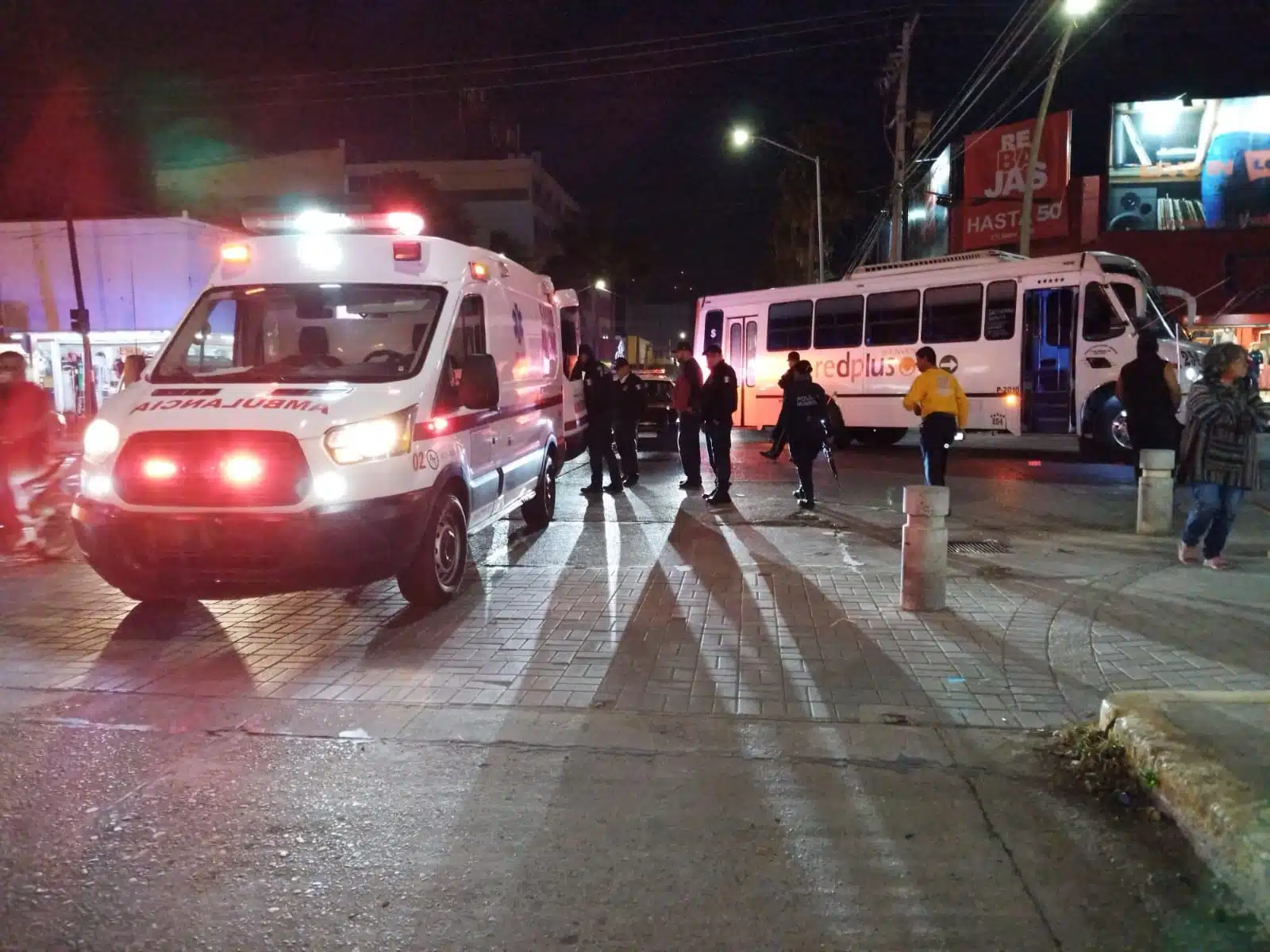 Camión urbano atropella a adulta mayor y la deja con lesiones de gravedad