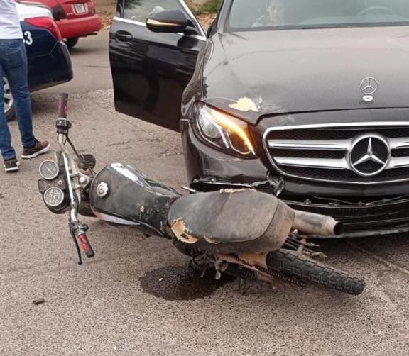 Neolonés embiste con un Mercedes Benz a un motociclista en Guasave
