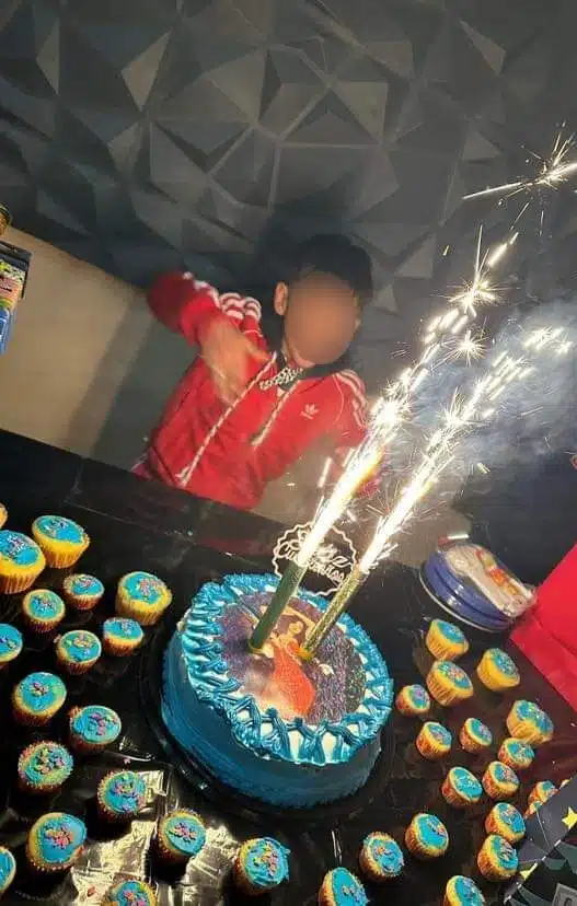 Niño festeja su cumpleaños con temática de Karely Ruiz 
