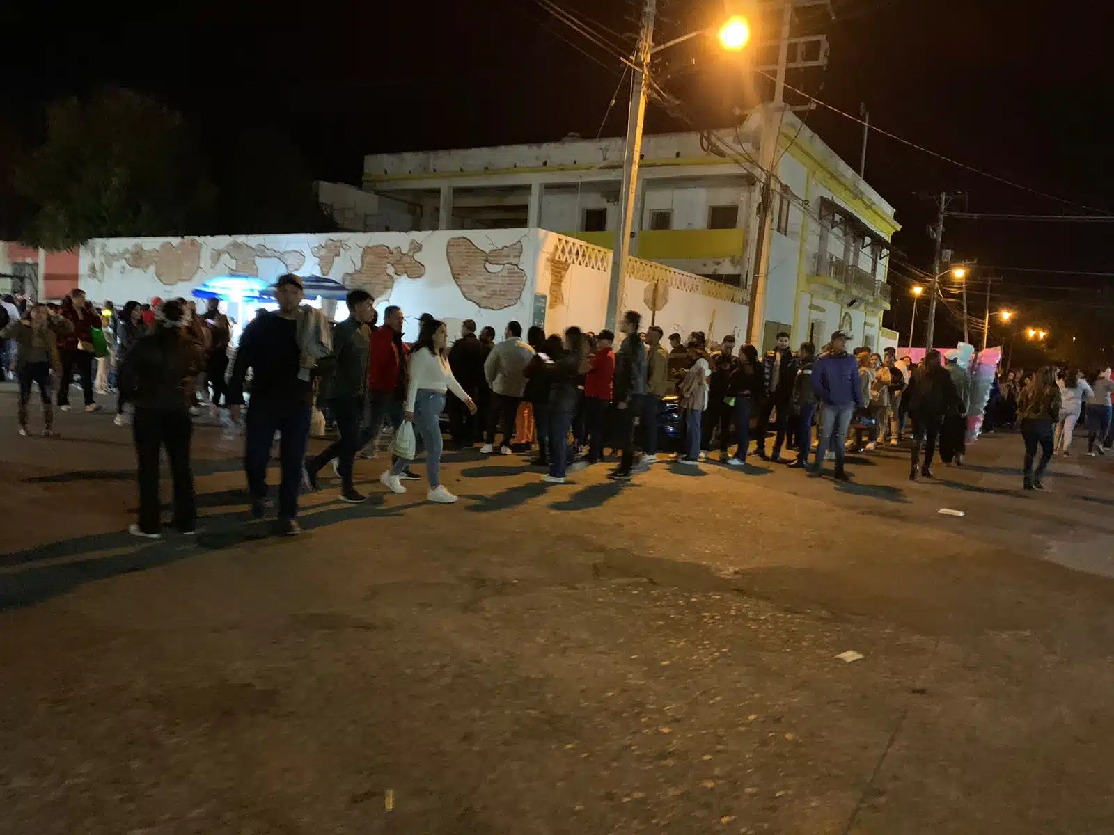 Miles de personas entran a la zona del Combate Naval