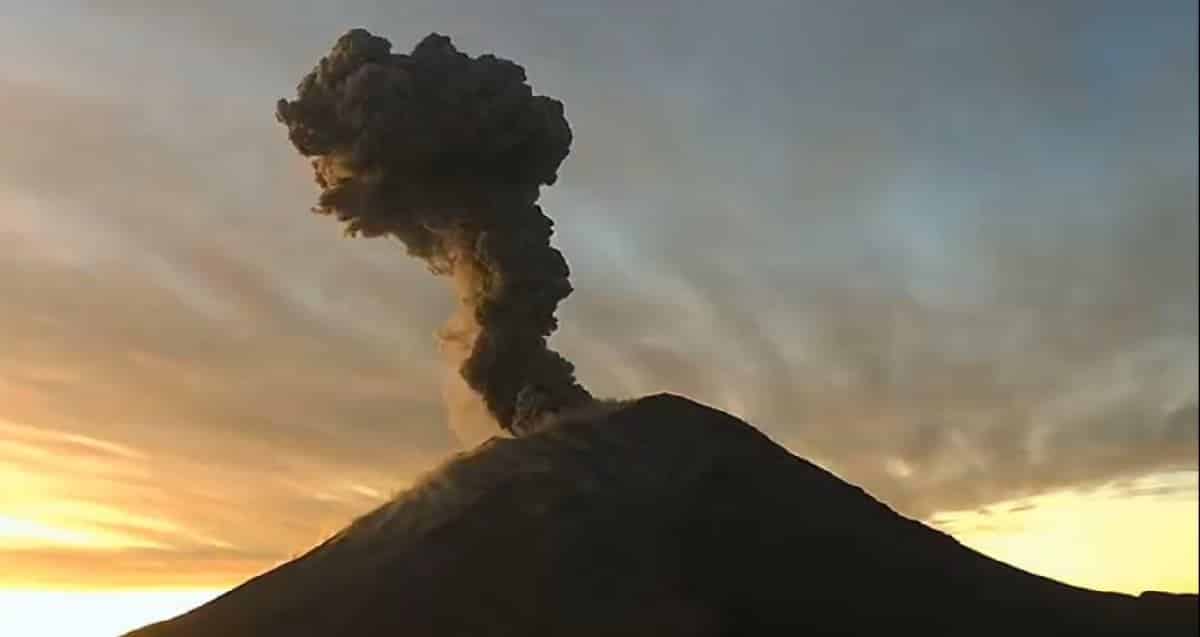VIDEO: ¡Amaneció bravo! El Popocatépetl registra explosión la mañana de este lunes