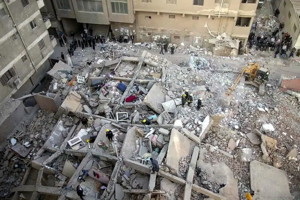 Por explosión de gas, se desploma edificio en Egipto; hay seis muertos