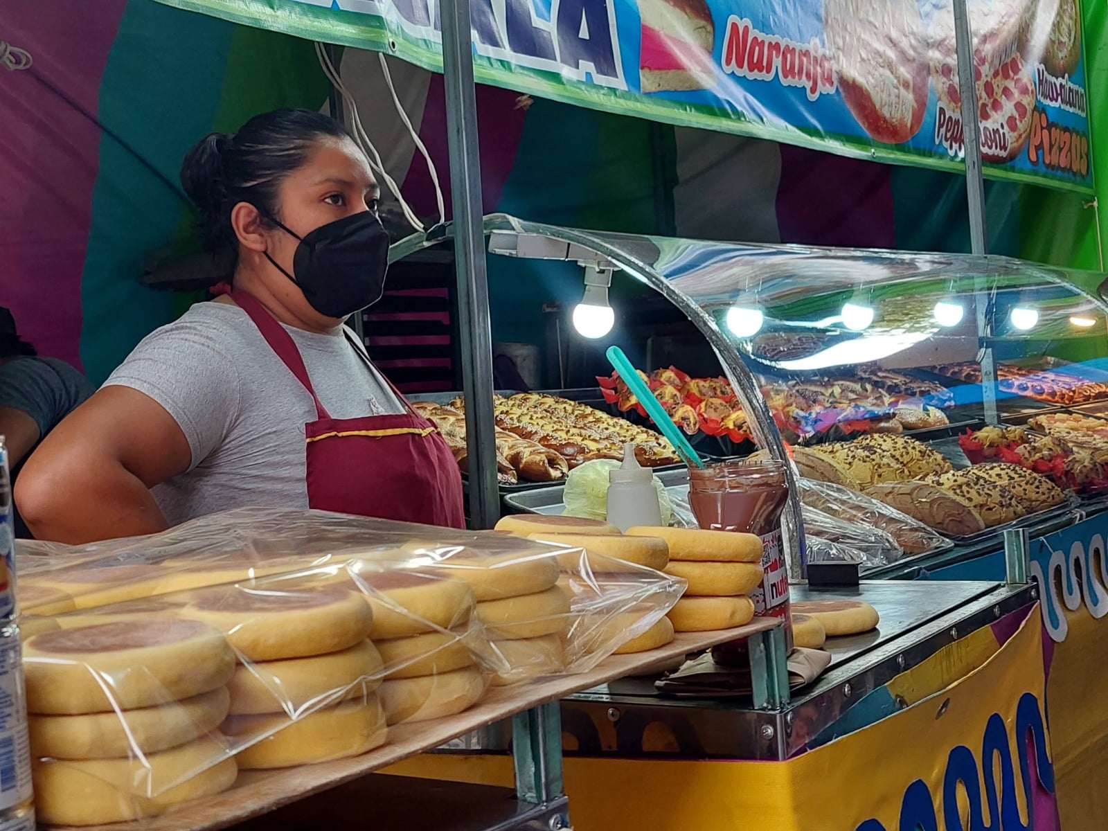 Puestos de comida y locatarios del mercado