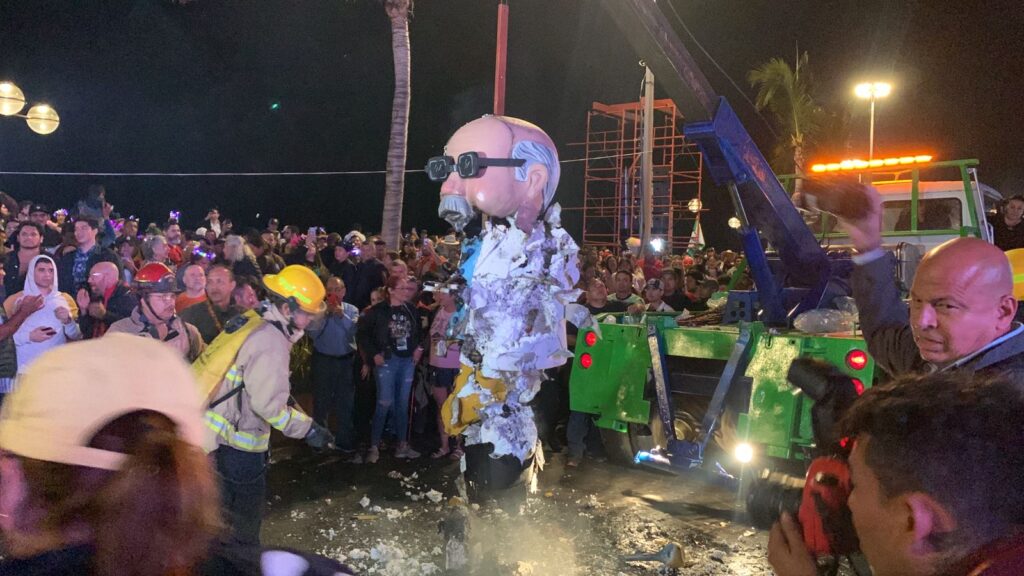 Quema del mal humor en el Carnaval Mazatlán 2023 (3)
