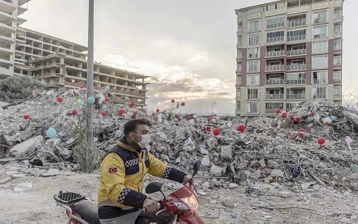 Recuerdan con globos rojos a niños fallecidos en sismo de Turquía