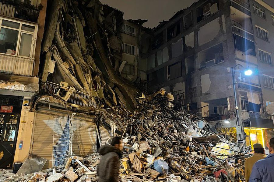 Reportan 19 muertos tras terremoto en Turquía con magnitud 7.8