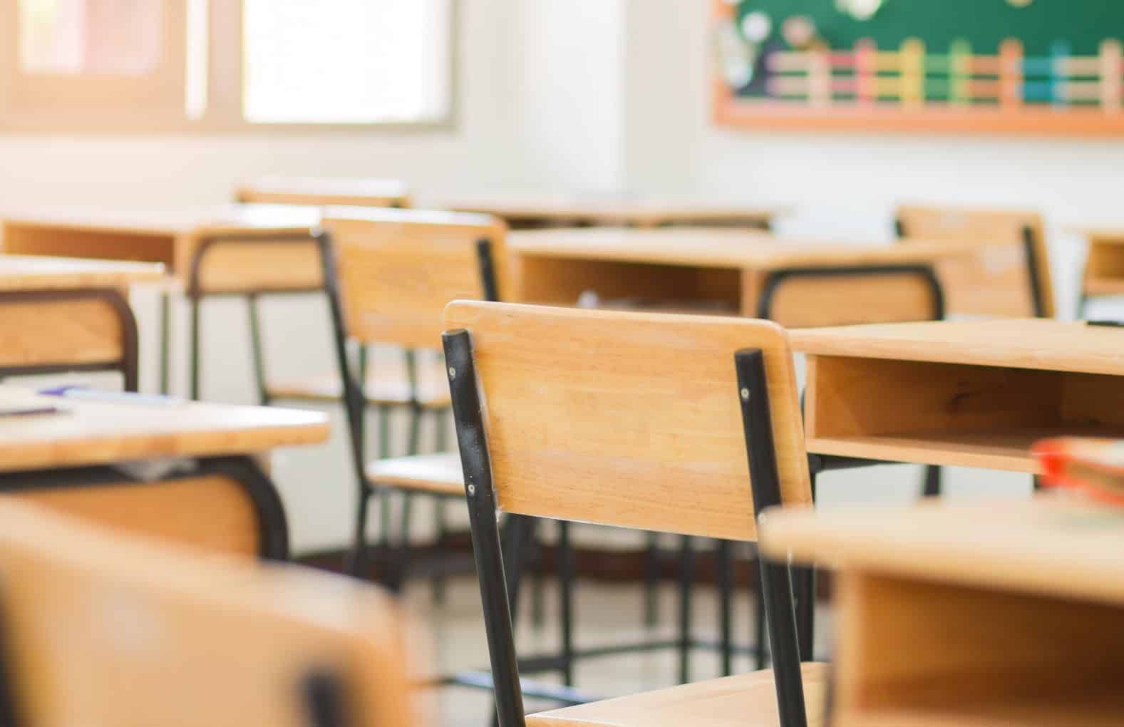 puente escolar salón clases