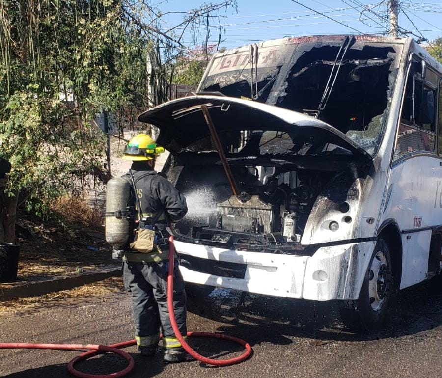 Se incendia camión del transporte público en Culiacán