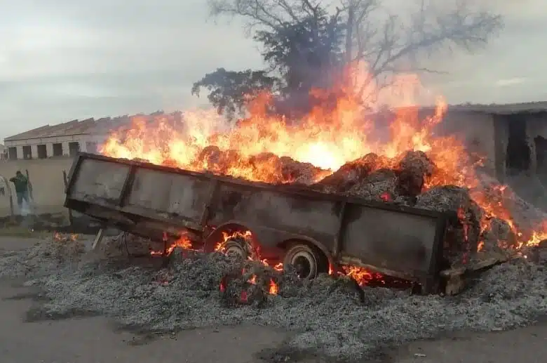 Se incendia remolque con decenas de pacas en Guasave; lo dejaron abandonado