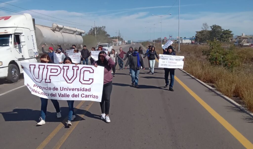 Se manifiestan en carretera México 15 por cambio a Universidad Tecnológica