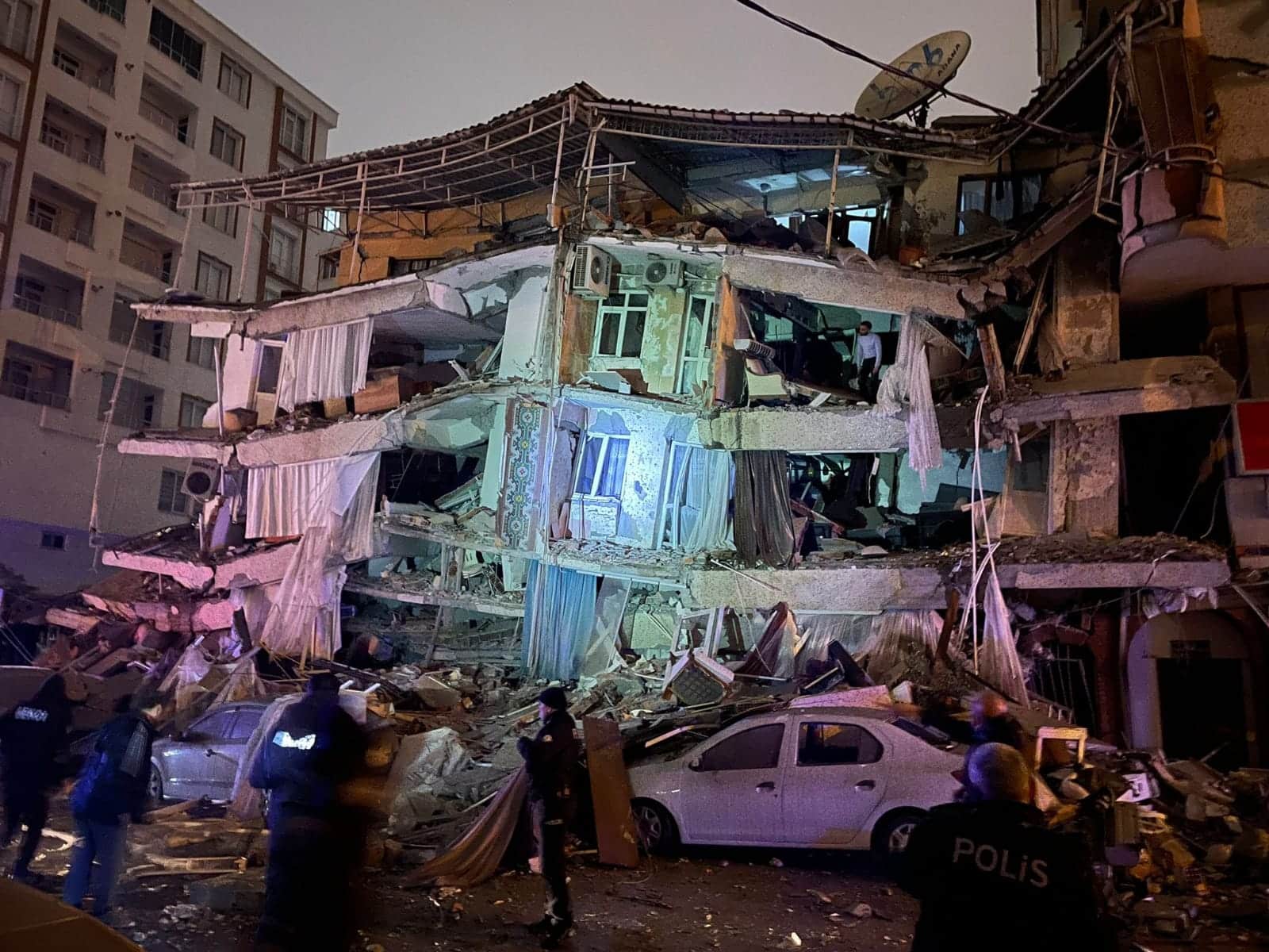 Sobrevivientes piden ayuda en redes sociales tras sismo en Turquía