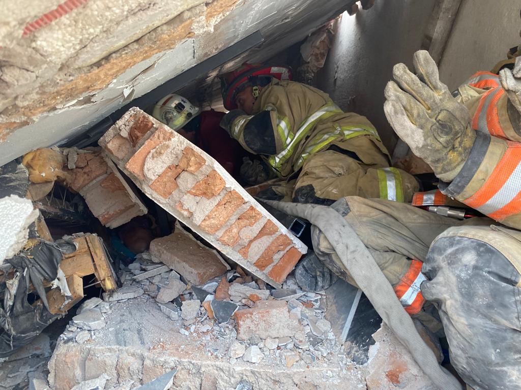 Terrible explosión y desplome de vivienda deja a empleado de gasera fallecido