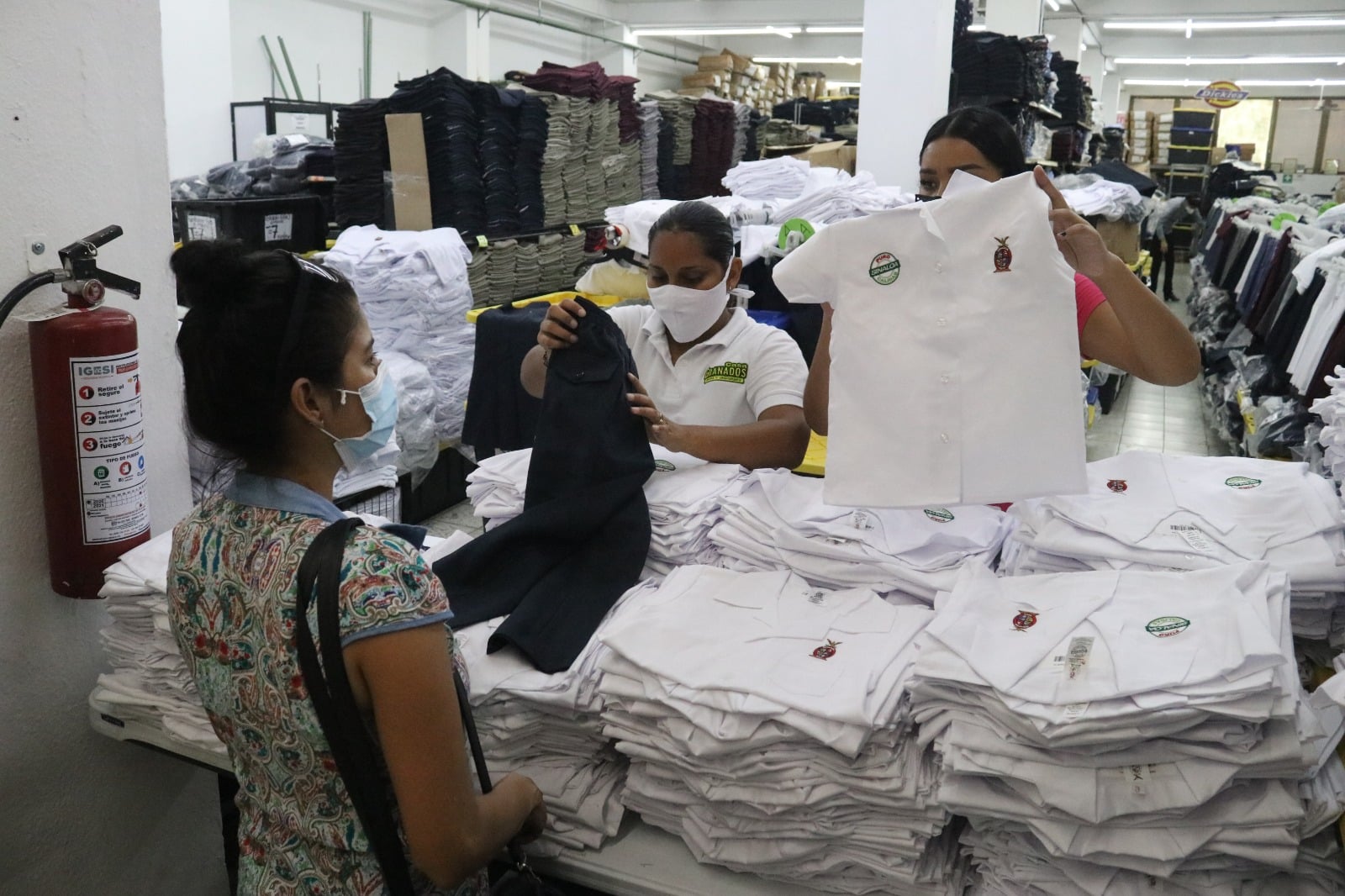 Señalan textileros falta de pago del programa de uniformes escolares