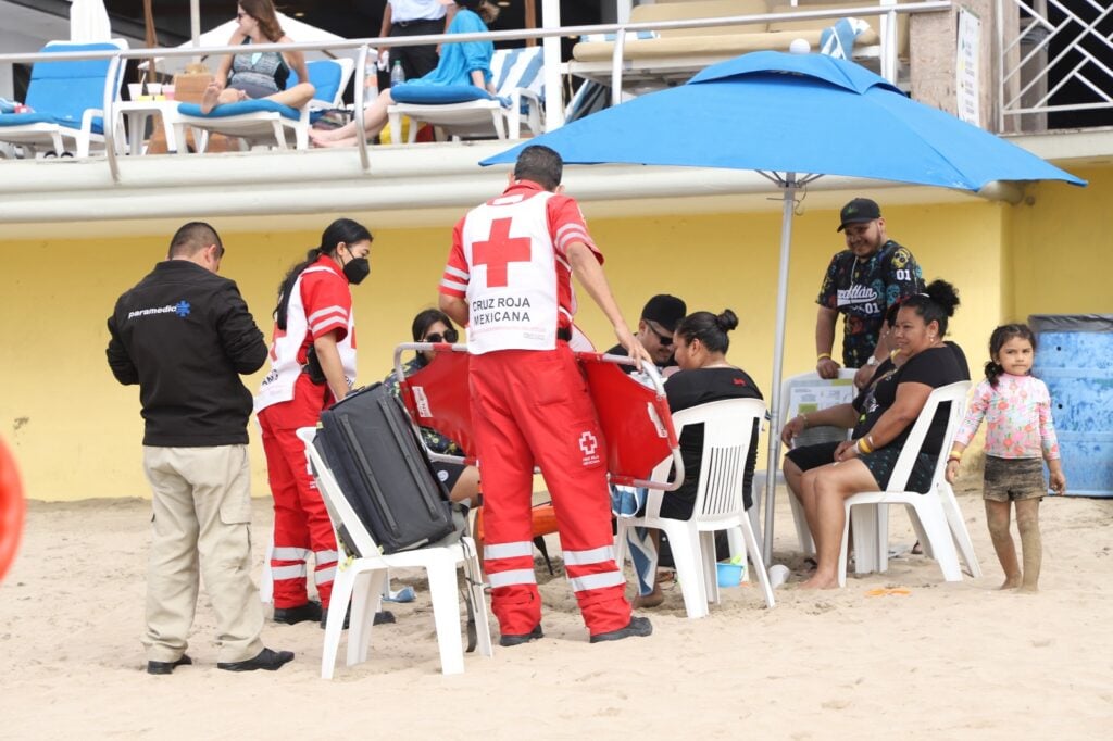 Turista cae paracaídas en zona de playa de Mazatlán