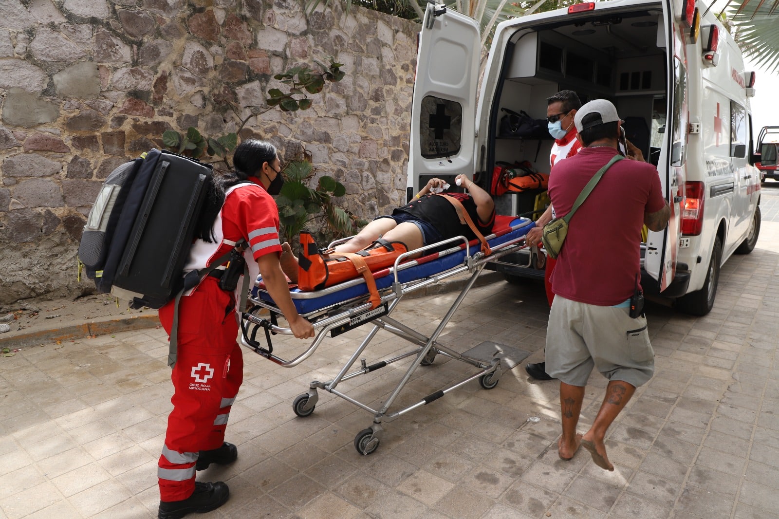 Turista cae paracaídas en zona de playa de Mazatlán