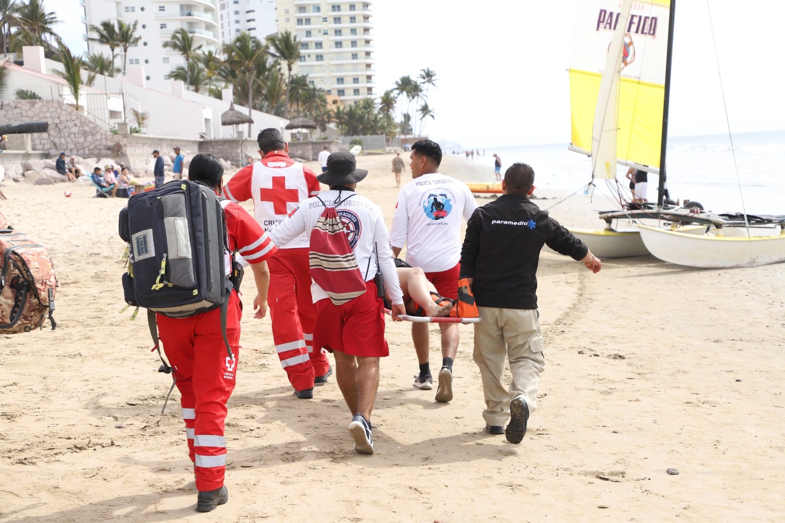 Turista cae paracaídas en zona de playa de Mazatlán