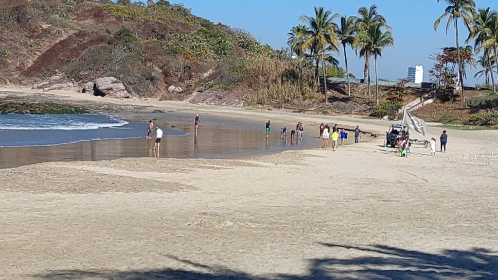Turistas en playas de Mazatlán (1)