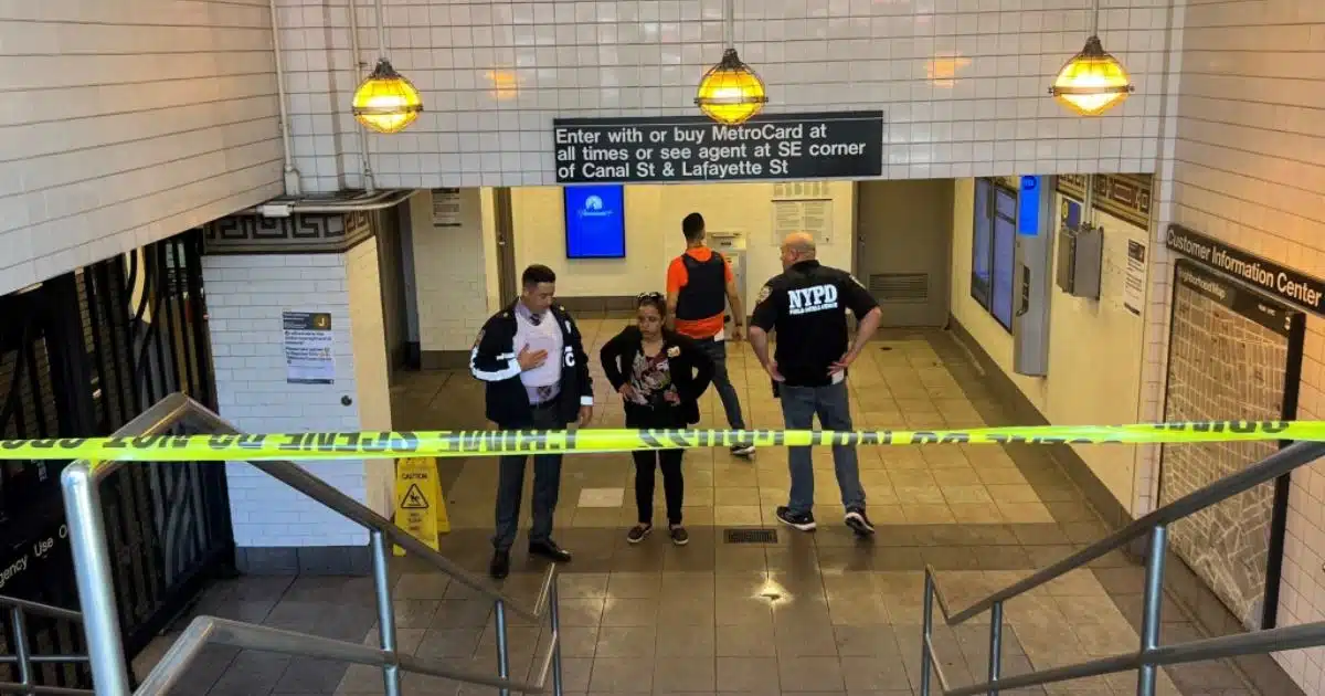 Ultiman a sujeto afuera del metro de Nueva York; buscan a los responsables