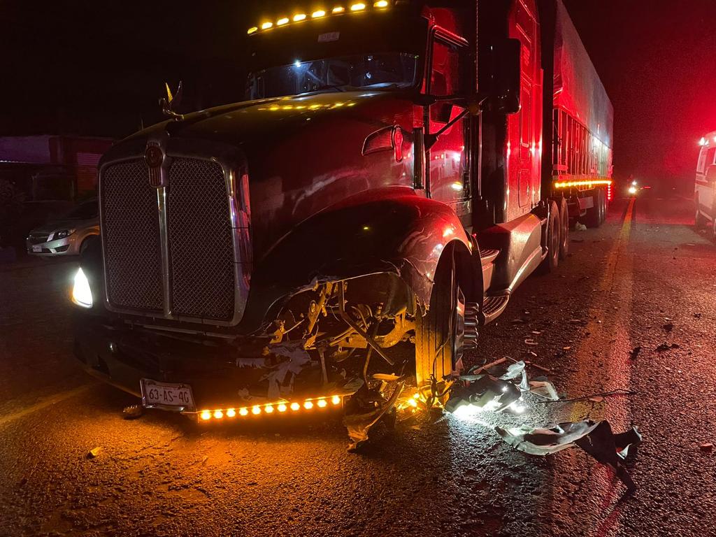 Fuerte choque: Se impactam tráiler y camioneta cerca de El Huajote, Concordia